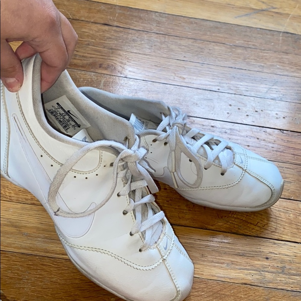 NIKE CHEER UNITE SHOES SIZE 7